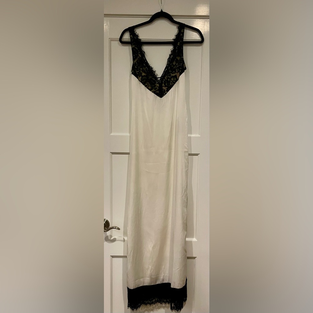 THE NEW ARRIVALS BY ILKYAZ OZEL
Raine Dress - Picture 4 of 9
